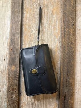 Vintage Coach 9971 Turnlock Black Leather Wristlet Clutch